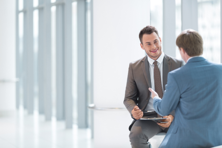 Due uomini d'affari in meeting, consulenza per gestione SRL