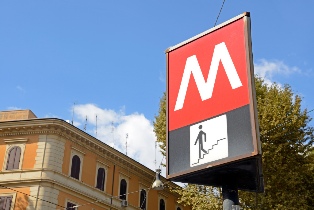 Cartello della metro, un mezzo con il quale è possibile raggiungere lo studio zinni