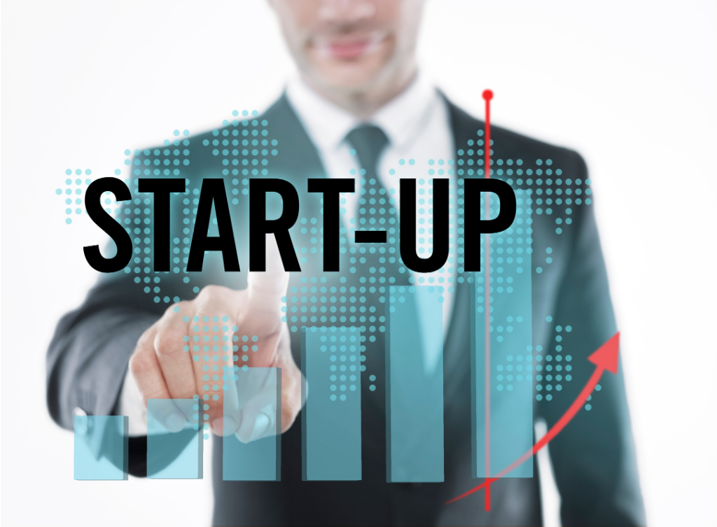 uomo in giacca e cravatta che indica il concetto di start up aziendale